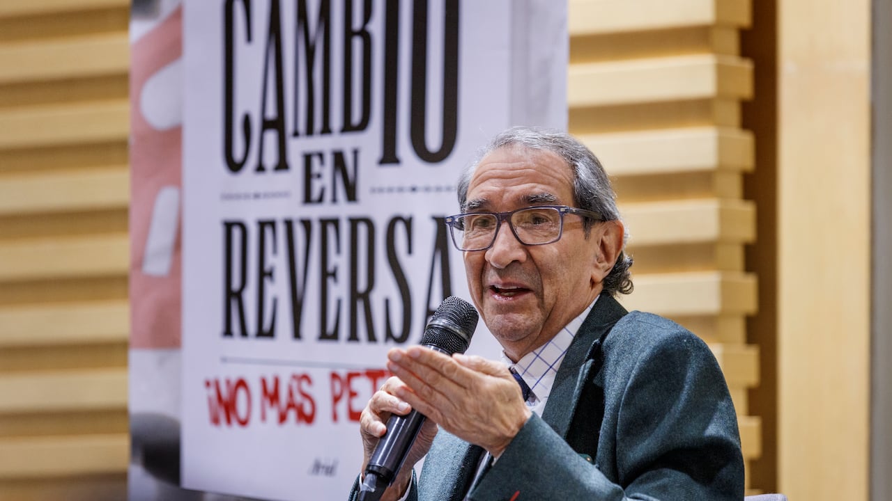 Aurelio Suárez en el lanzamiento del libro Cambio en Reversa.