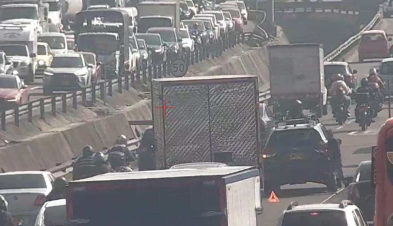 Camioneta varada en la avenida Boyacá.