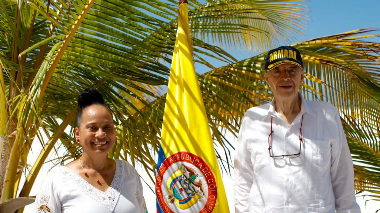 Canciller Álvaro Leyva posesionó a Elizabeth Taylor.