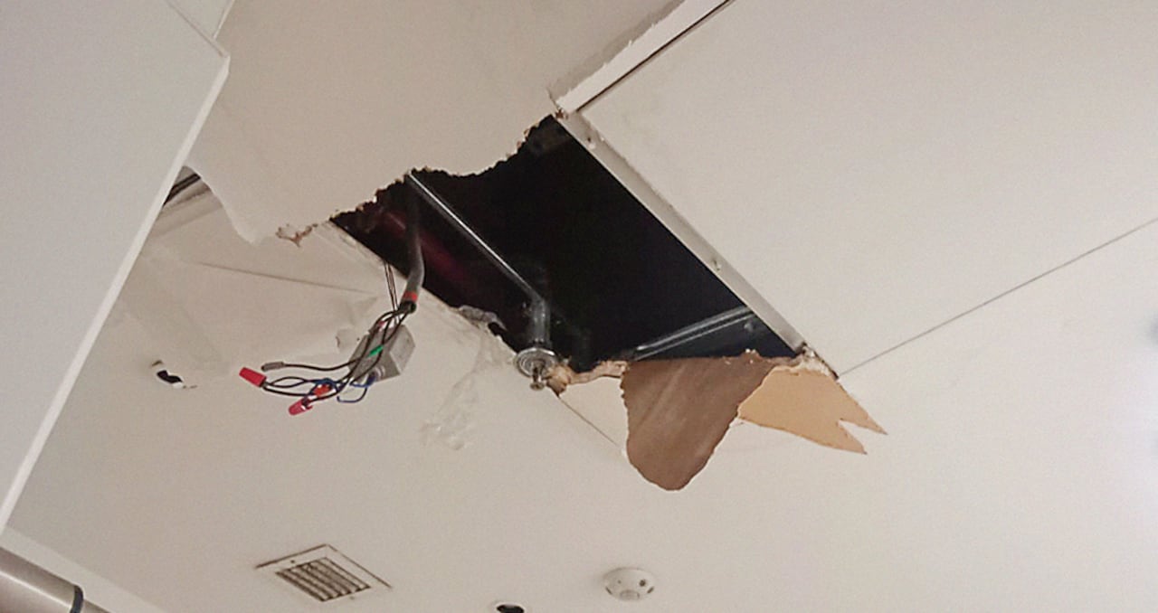 Abunda la humedad por filtraciones de agua, que provoca la caída del cielorraso en sitios esenciales para el bienestar del personal.