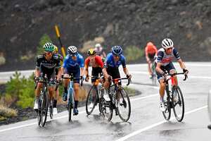 El grupo de los favoritos, con Nibali a la derecha, en la subida al Etna.