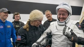 El astronauta de la NASA Mike Fincke, después del amerizaje de la cápsula SpaceX que traía la tripulación-11.