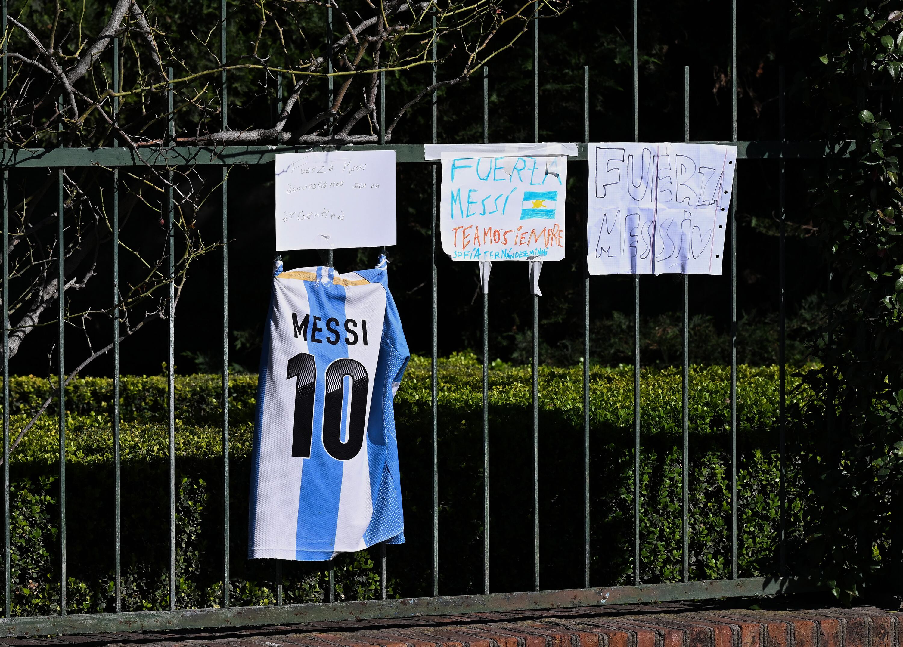 Los argentinos le demuestran su cariño a Lionel Messi: así se ve el cementerio El Prado, a las afueras, donde enterraron a Jorge Messi.