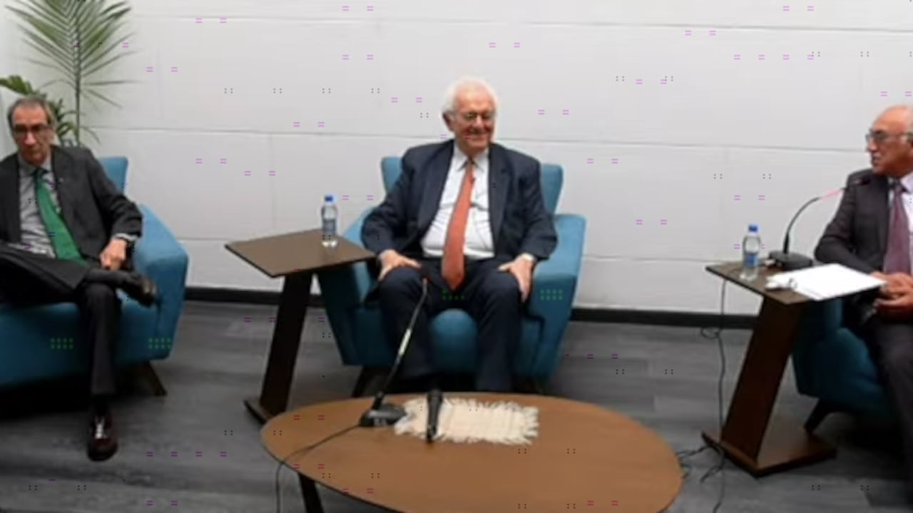 Foro sobre la reforma tributaria, con el ministro de Hacienda, José Antonio Ocampo, el investigador y columnista Aurelio Suárez, con la moderación de Bethoven Herrera.