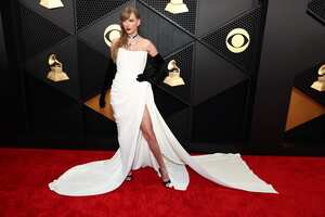 Taylor Swift asiste a la 66.a entrega de los premios GRAMMY en Crypto.com Arena.