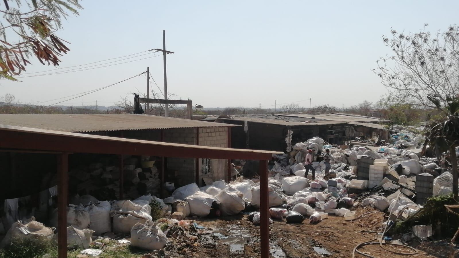 El incendio se registró en un lote destinado para material chatarra.