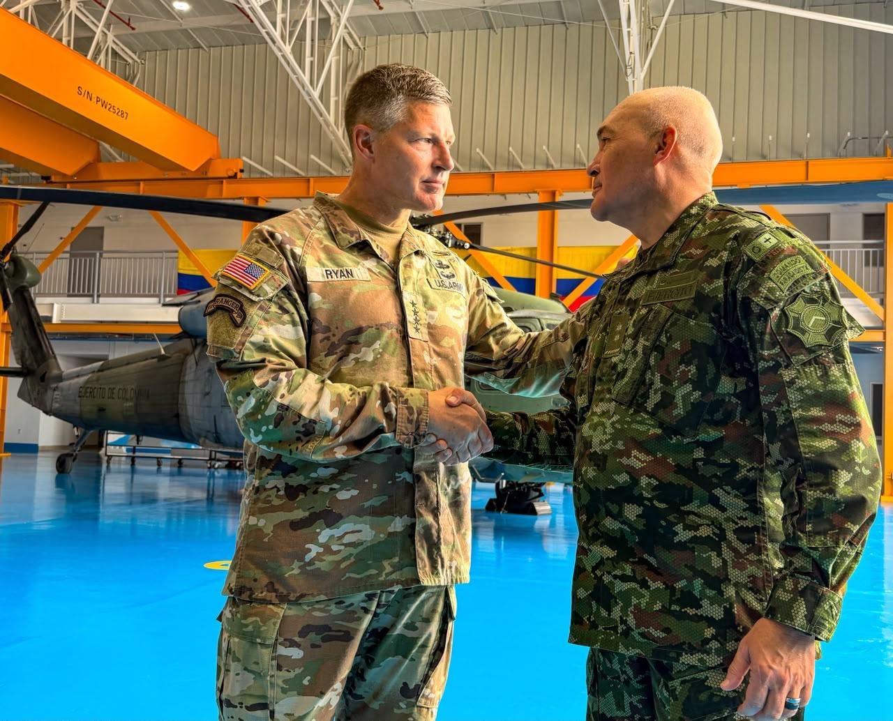 En la imagen el general Joseph Ryan, (izquierda) comandante del Ejército de Estados Unidos para el Hemisferio Occidental y el general Carlos Padilla, jefe de operaciones del Ejército de Colombia.