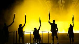 Los atletas Charles-Antoine Kouakou, Nantenin Keita, Fabien Lamirault, Alexis Hanquinquant y Elodie Lorandi miran hacia arriba después de encender el pebetero, durante la Ceremonia de Apertura de los Juegos Paralímpicos de 2024, el miércoles 28 de agosto de 2024, en París, Francia.