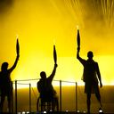 Los atletas Charles-Antoine Kouakou, Nantenin Keita, Fabien Lamirault, Alexis Hanquinquant y Elodie Lorandi miran hacia arriba después de encender el pebetero, durante la Ceremonia de Apertura de los Juegos Paralímpicos de 2024, el miércoles 28 de agosto de 2024, en París, Francia.