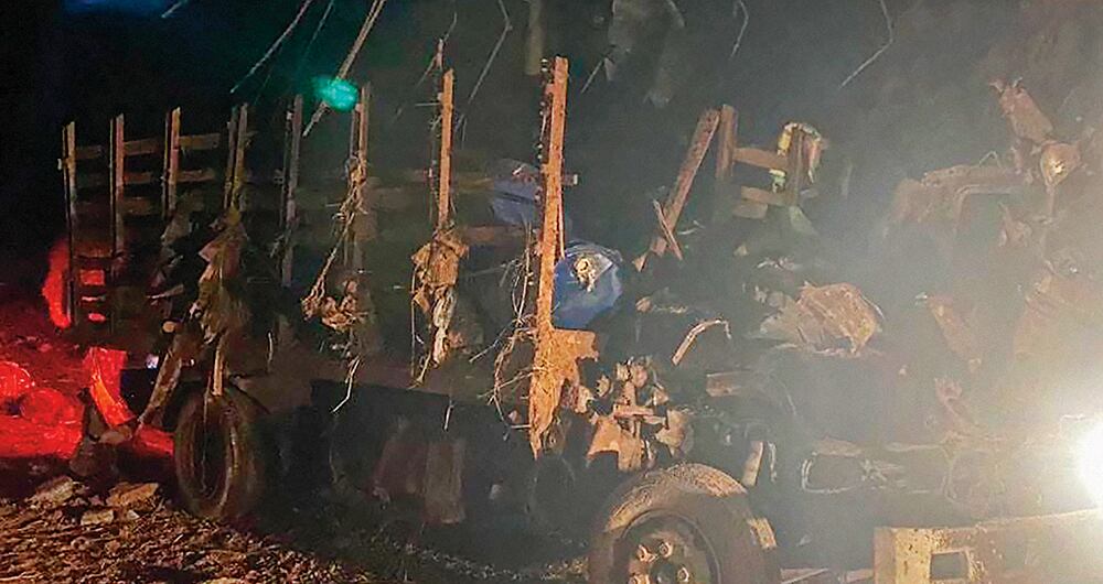El atentado fue activado a través de un sistema de telemando, lo que permitió detonar los explosivos en el momento exacto en que el convoy militar pasaba por el sector. 
