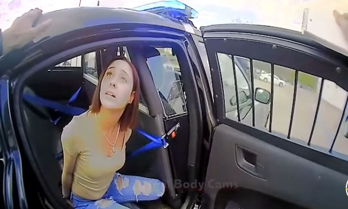 La mujer le escupió al oficial de policía y fue puesta en custodia