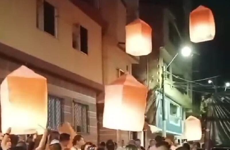 Los globos de mecha que fueron lanzados por el aspirante y sus seguidores