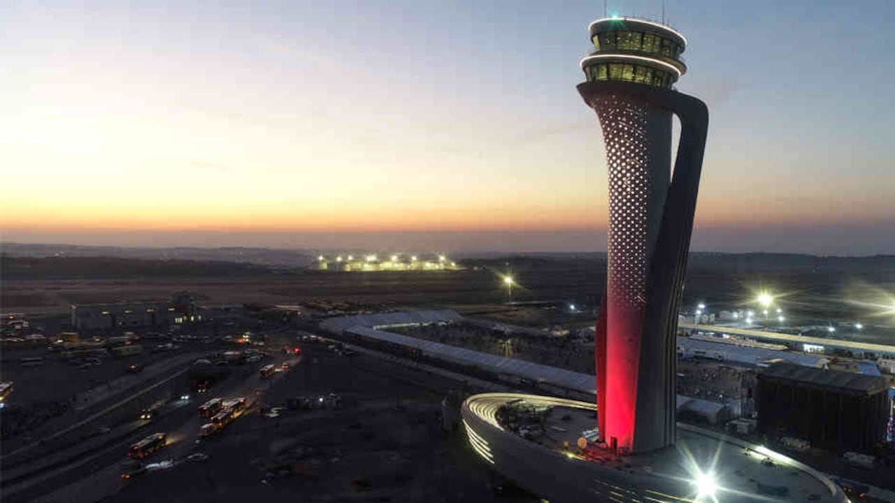 El nuevo aeropuerto se llama Yeni Havalimani, tiene 76,5 millones de metros cuadrados y dicen que su capacidad alcanzará para 200 millones de pasajeros.