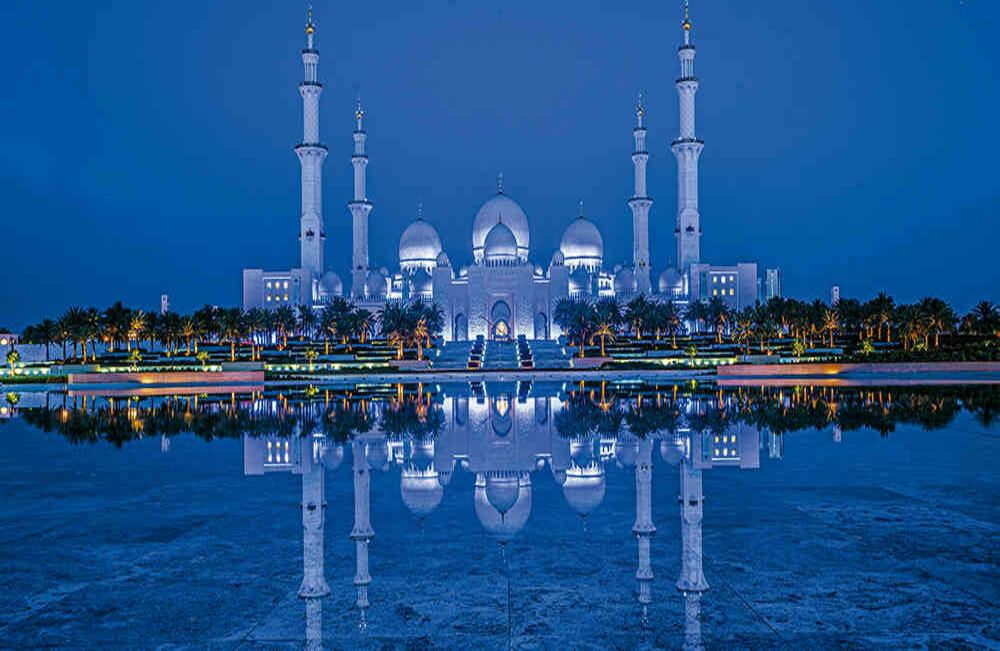 La mezquita Sheikh Zayed, en Abu Dabi, es la más grande de los Emiratos Árabes Unidos.