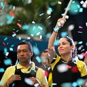 La candidata presidencial de Ecuador por el partido Revolución Ciudadana, Luisa González, ondea una bandera durante su mitin de cierre de campaña en Guayaquil, Ecuador, el 12 de octubre de 2023. (Foto de Rodrigo BUENDÍA / AFP)