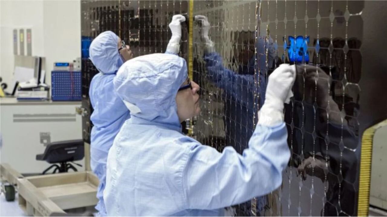 Las naves espaciales se someten a una limpieza rigurosa a medida que se ensamblan y preparan para su lanzamiento a otros planetas.