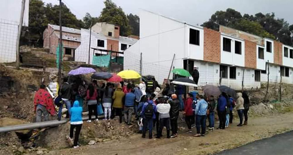 110 familias compraron sus casas en el proyecto "Puerta del Rey" en Usme. Apenas un par han podido ingresar legalmente a ellas, pues la constructora Agora lleva 6 años con el proyecto y aún no lo finaliza.