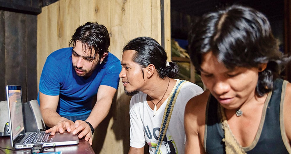 David Fayad Sanz (izquierda), en una de las comunidades que visitó e inspiraron el libro. En estas enseñó, conoció y aprendió.