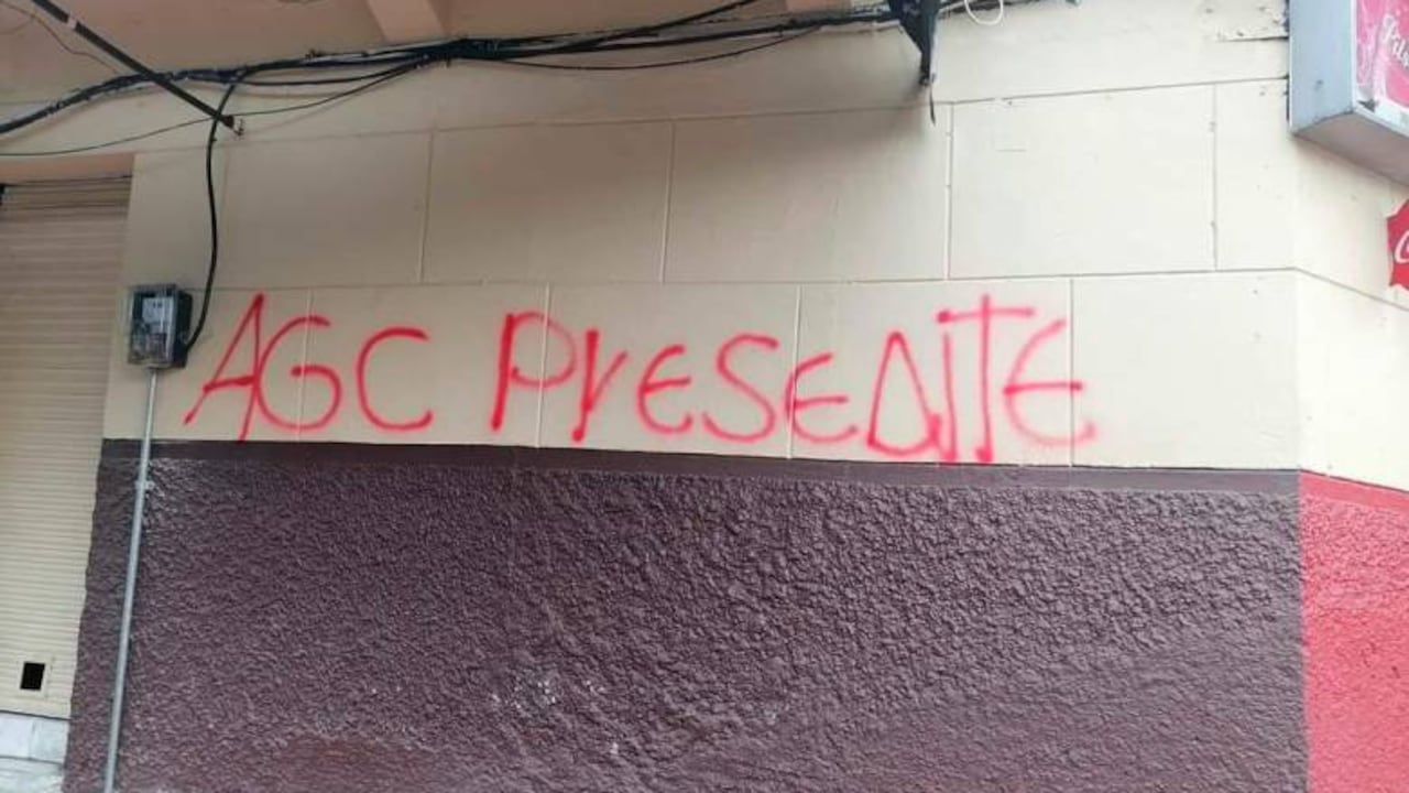 Fachadas pintadas con mensajes alusivos al Clan del Golfo en la comuna de Manrique de Medellín.