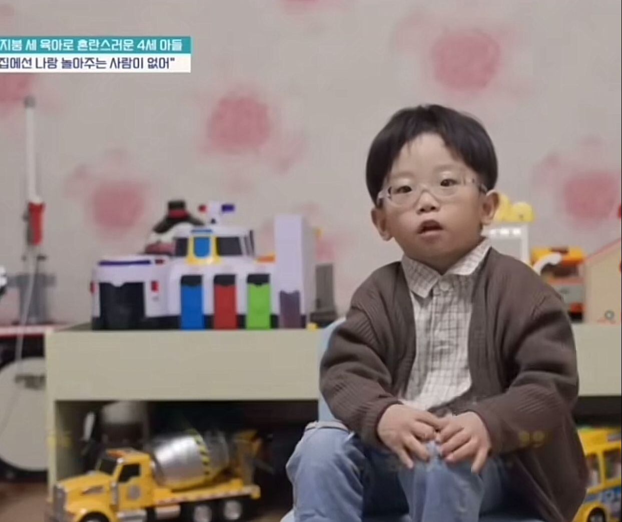 El niño Dijo que a menudo lo dejaban jugar solo.