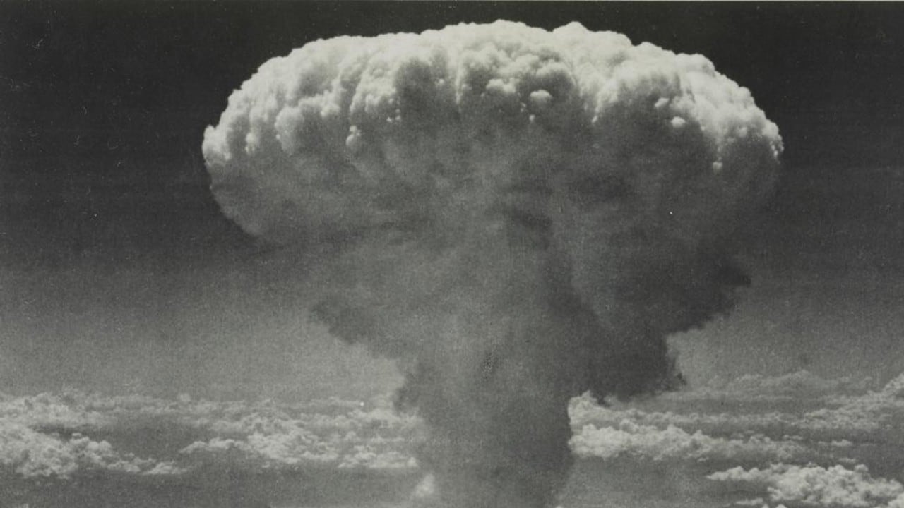 Una bomba atómica explota tras ser lanzada por un bombardero B-29 de la Fuerza Aérea de Estados Unidos sobre Nagasaki. (Archivo: 9 de agosto de 1945)