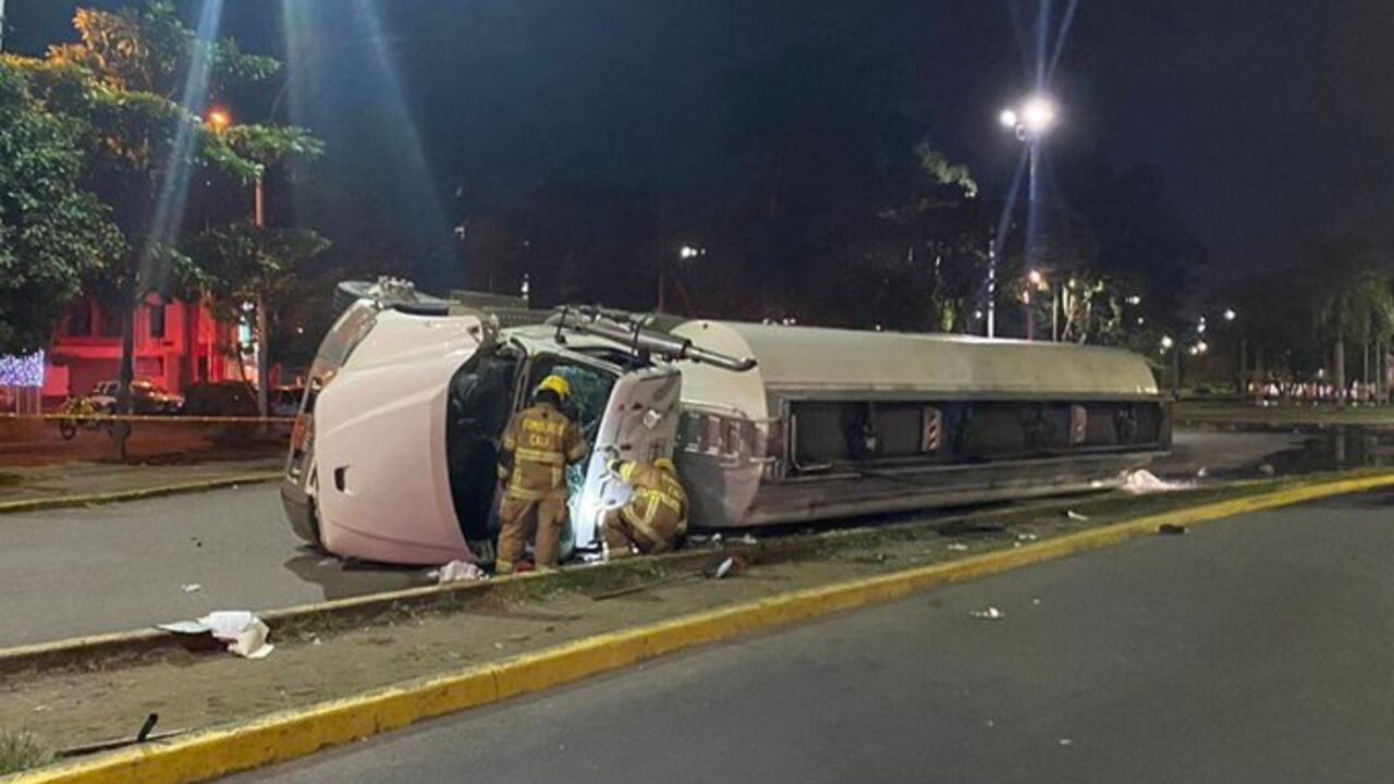Camión volcado en vía del norte del Cali