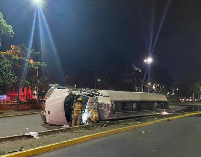 Camión volcado en vía del norte del Cali