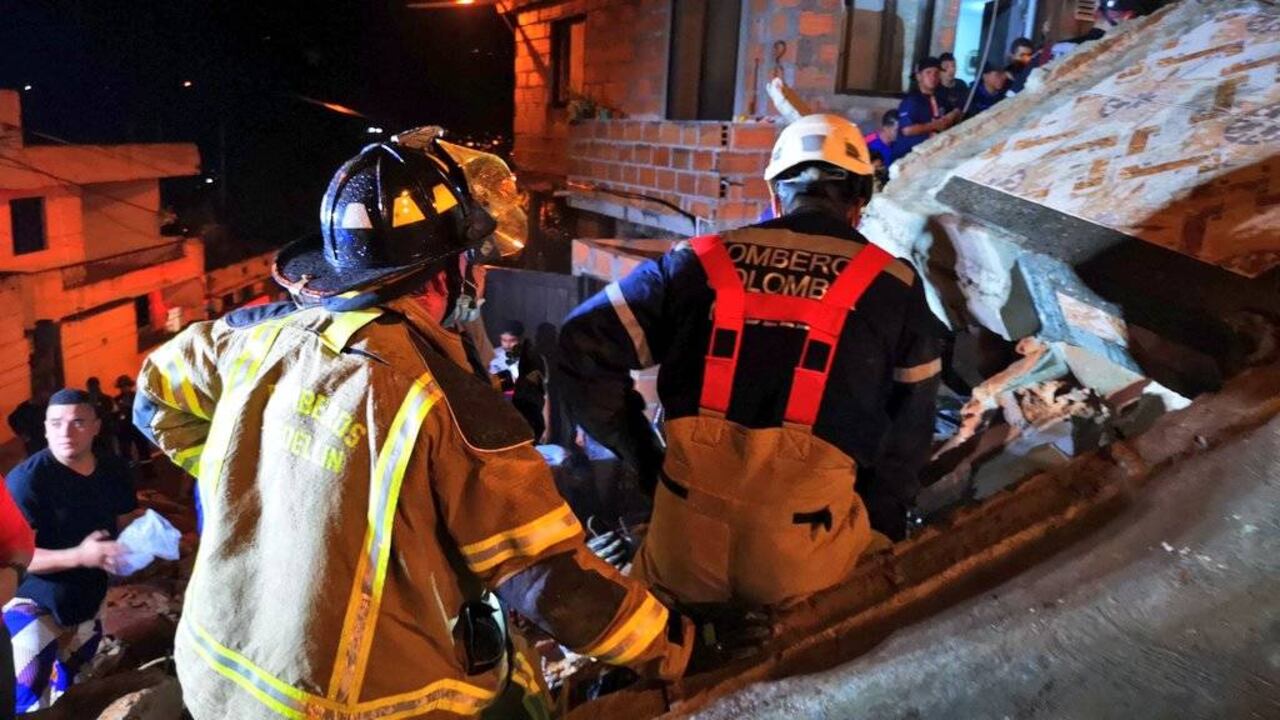 En la noche de este jueves colapsó una edificación de tres pisos en el noroccidente de Medellín.