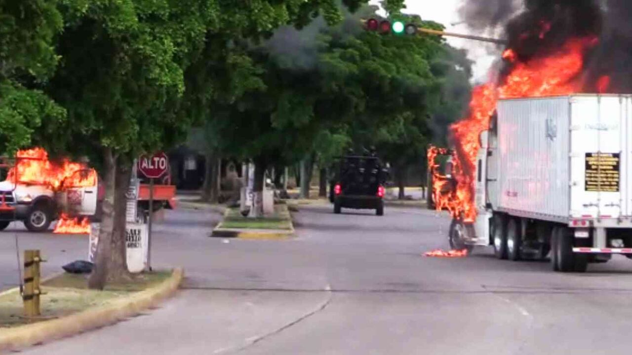 Culiacán sucumbió al caos. Ráfagas de balas, carros en fuego y sangre en el pavimento fueron el reflejo del horror.