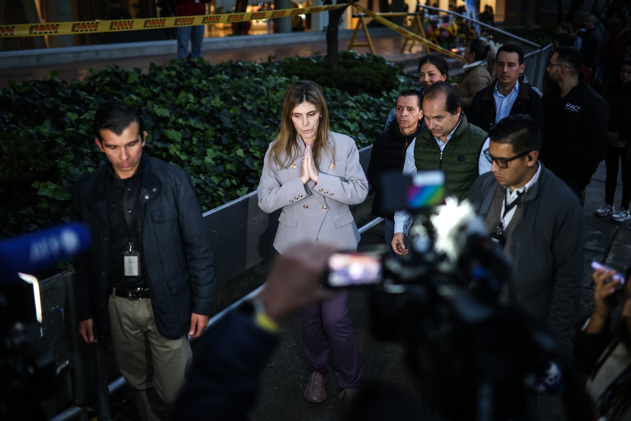 María Carolina Hoyos Turbay, hermana de Miguel Uribe Turbay .
#fuerzamiguel.