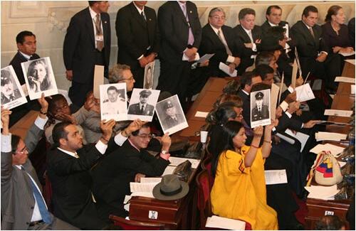 Los Congresistas del Polo Democrático aprovecharon la ocasión para protestar en silencio por lo que consideran falta de atención estatal al drama de los secuestrados.