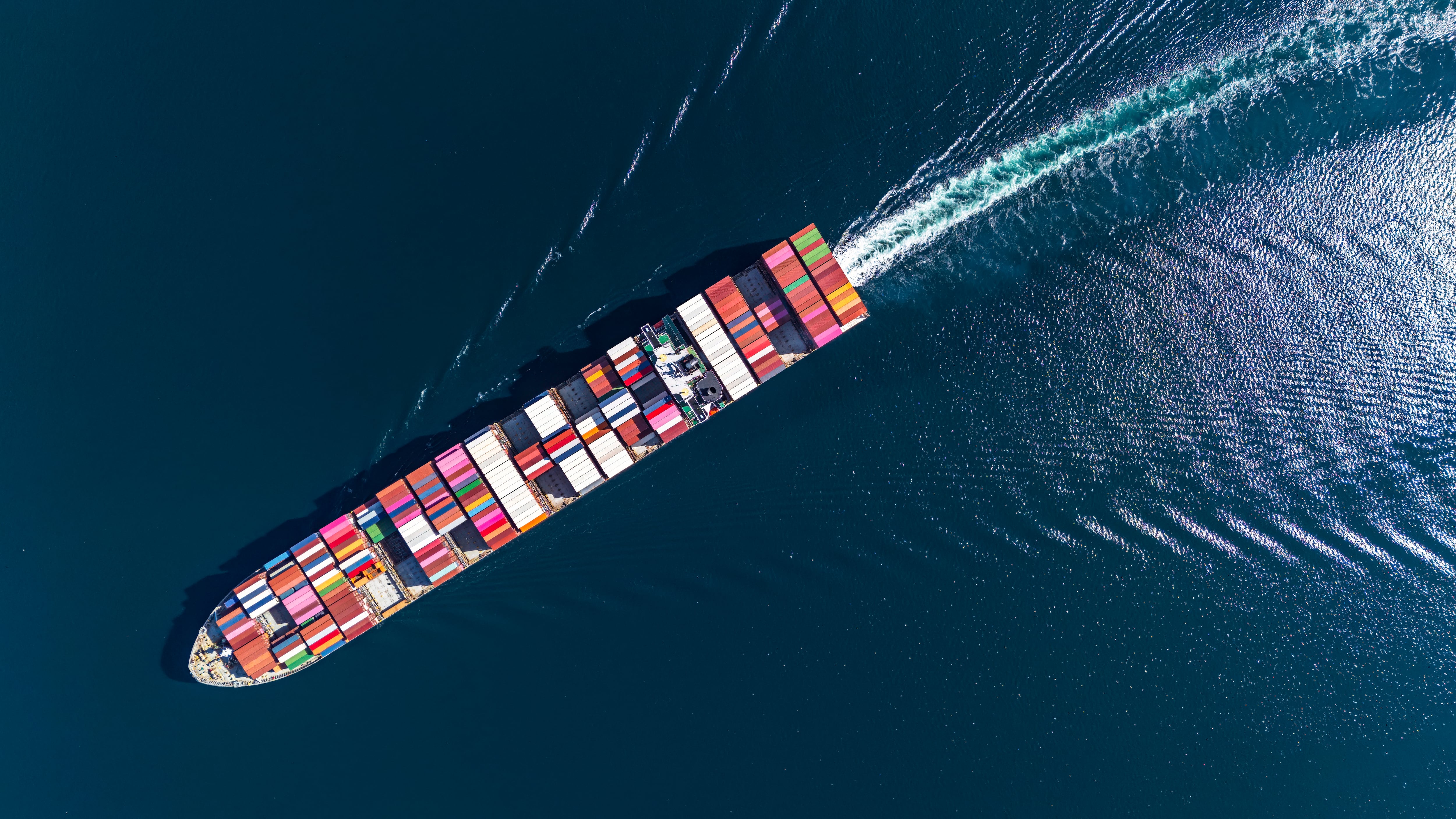 Sin embargo, este desequilibrio se compensa parcialmente por el superávit estadounidense en servicios, que asciende a unos 109.000 millones de euros, y en rentas de inversión, lo que reduce el déficit total a cerca de 48.000 millones de euros.