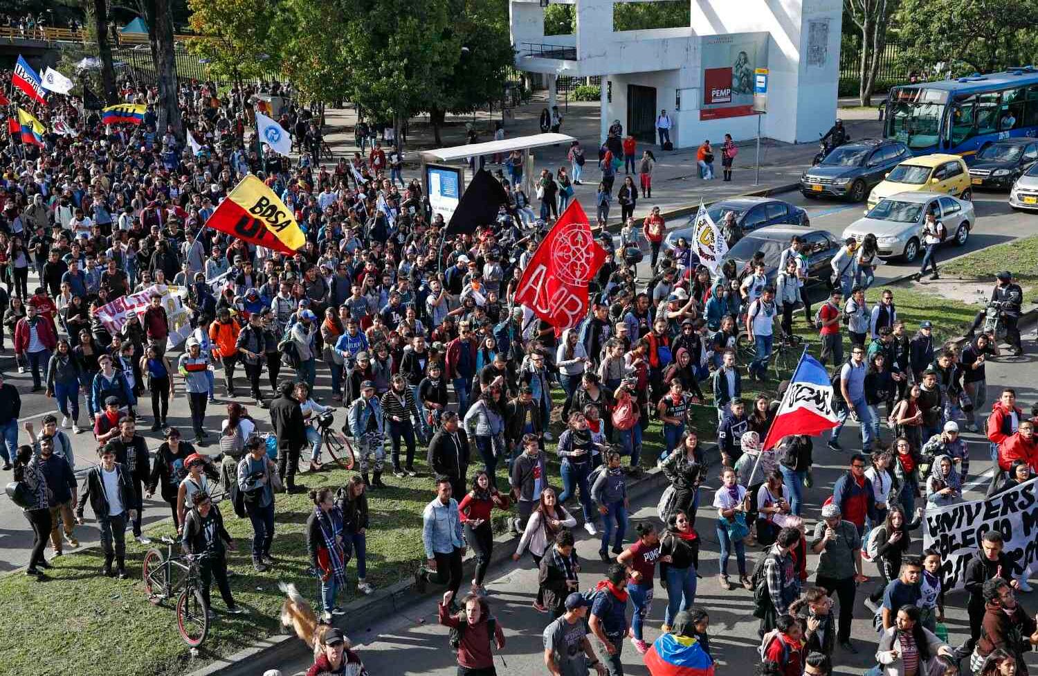 La multitud corrió y se dispersó en al menos tres momentos, pero los marchantes también pidieron parar los enfrentamientos y el caos que se estaba formando.