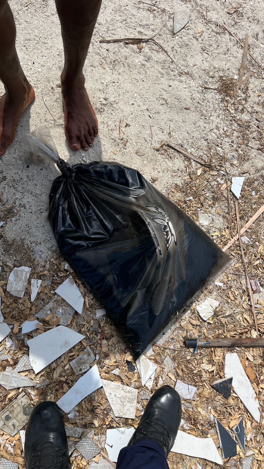Estas son las bolsas que fueron dejadas abandonadas a orilla del mar