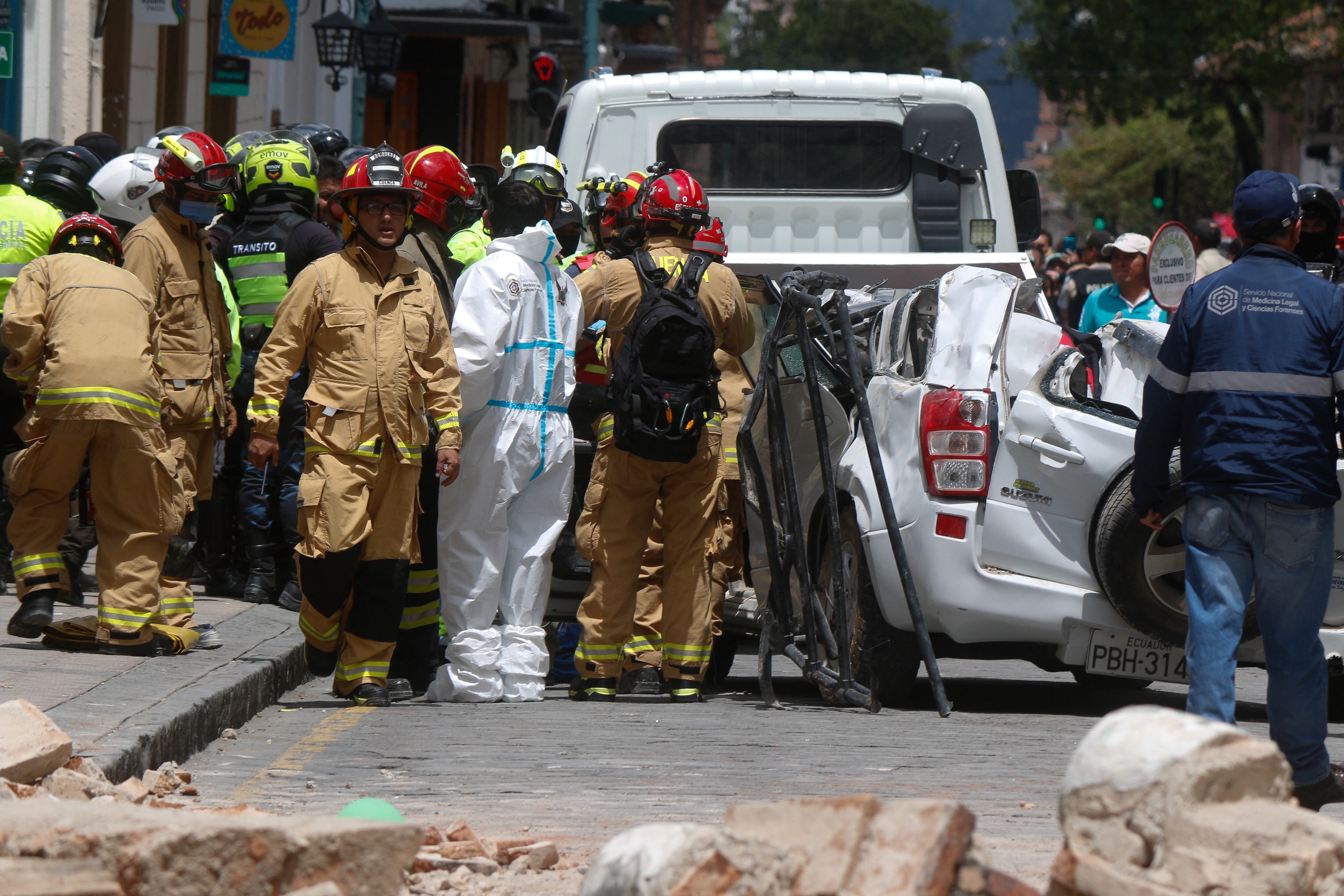 Equipos de emergencia de Ecuador atienden a los damnificados tras el sismo.