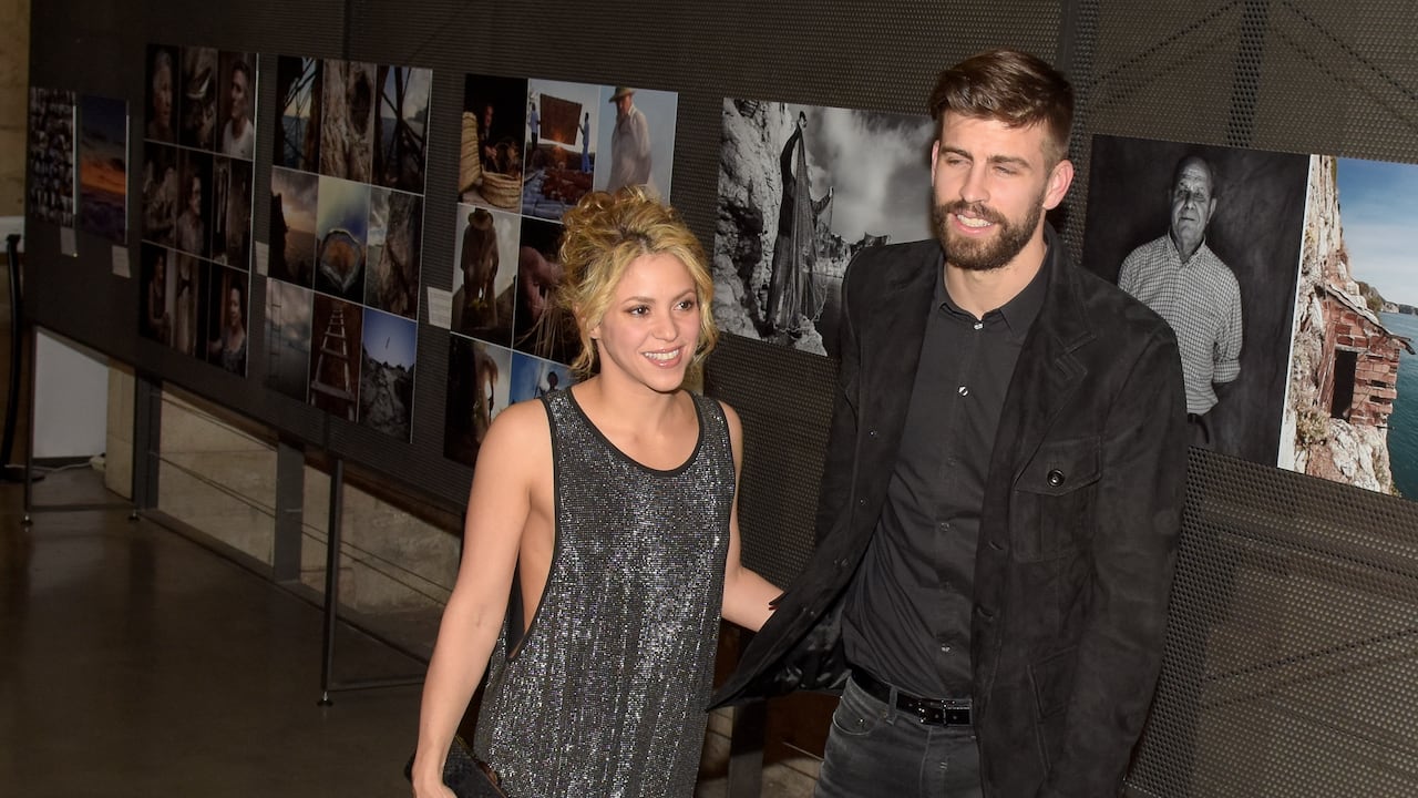 Gerard Pique (R) and Shakira (L) attend the 'Festa De Esport Catala 2016 Awards' on January 25, 2016 in Barcelona, Spain.