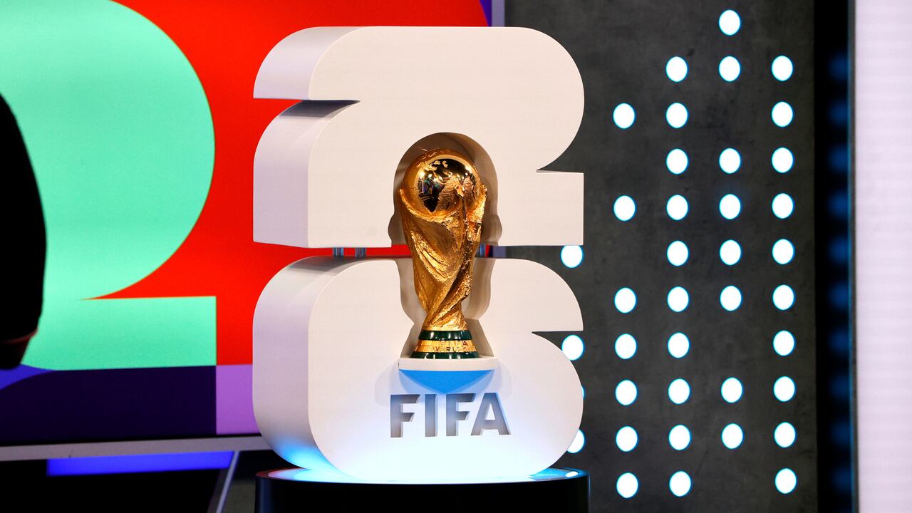 Trofeo del ganador de la Copa Mundial de la FIFA en el anuncio del calendario de partidos de la Copa Mundial de la FIFA 2026 el 4 de febrero de 2024 en Miami, Florida. (Foto de Eva Marie Uzcategui - FIFA/FIFA vía Getty Images)