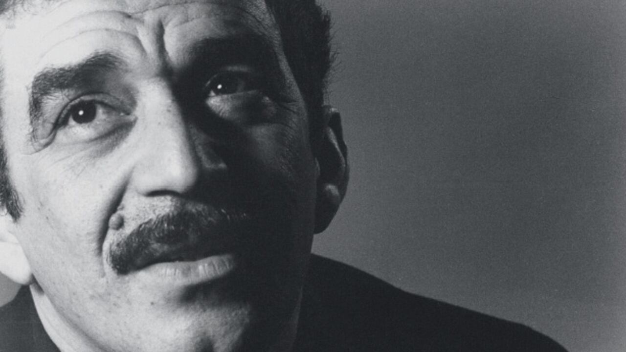 ‘Cien años de soledad’ es quizá la única novela del último medio siglo que logró encontrar un público en todos los países y todas las culturas del mundo. En la foto Gabo en Buenos Aires cuando viajó para el lanzamiento de su primera edición.