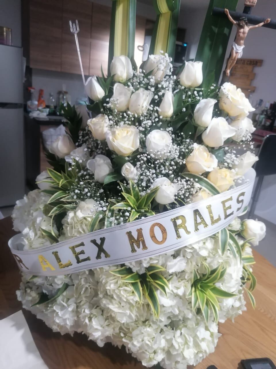 Este fue el ramo fúnebre que recibió el defensor de derechos humanos Alex Morales, y que le fue entregado a sus familiares.