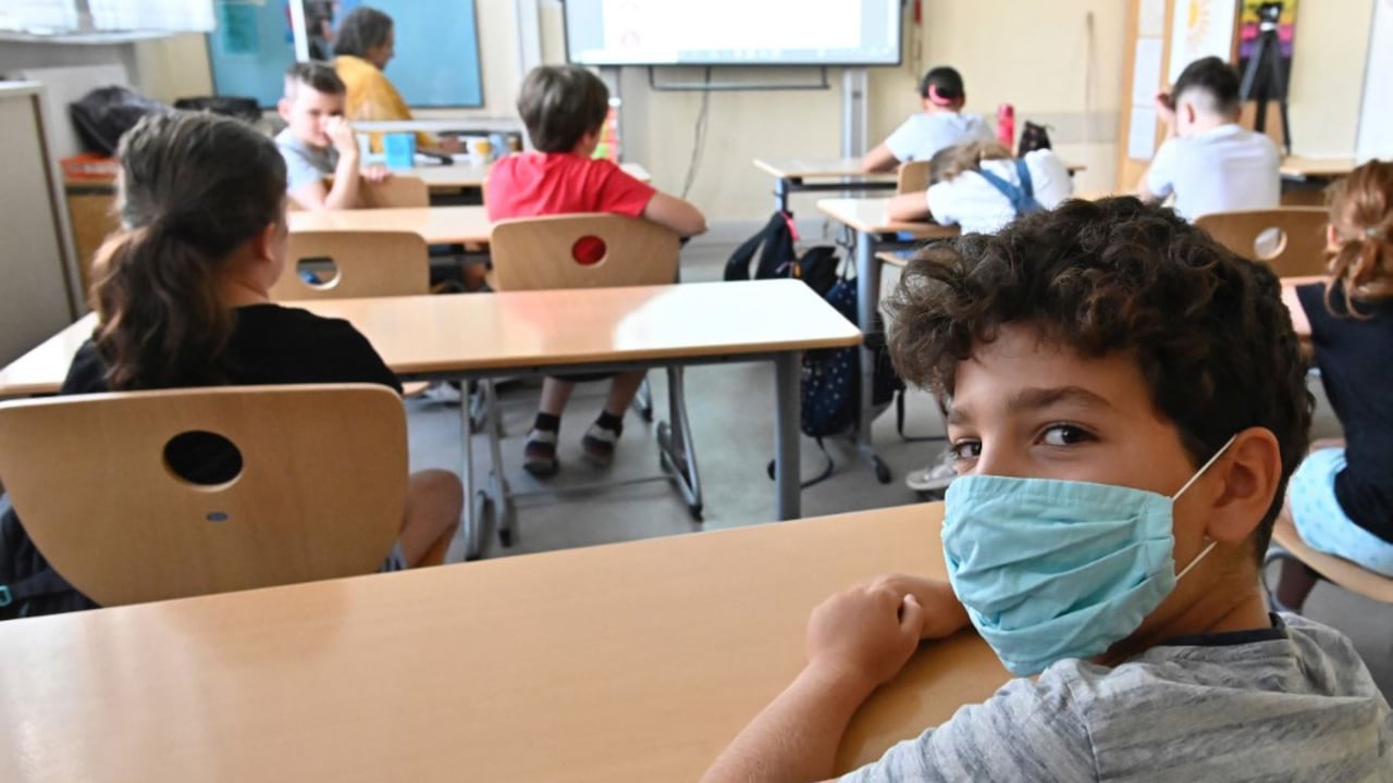 Estudiantes regresan a clases presenciales en medio de rebrote de coronavirus