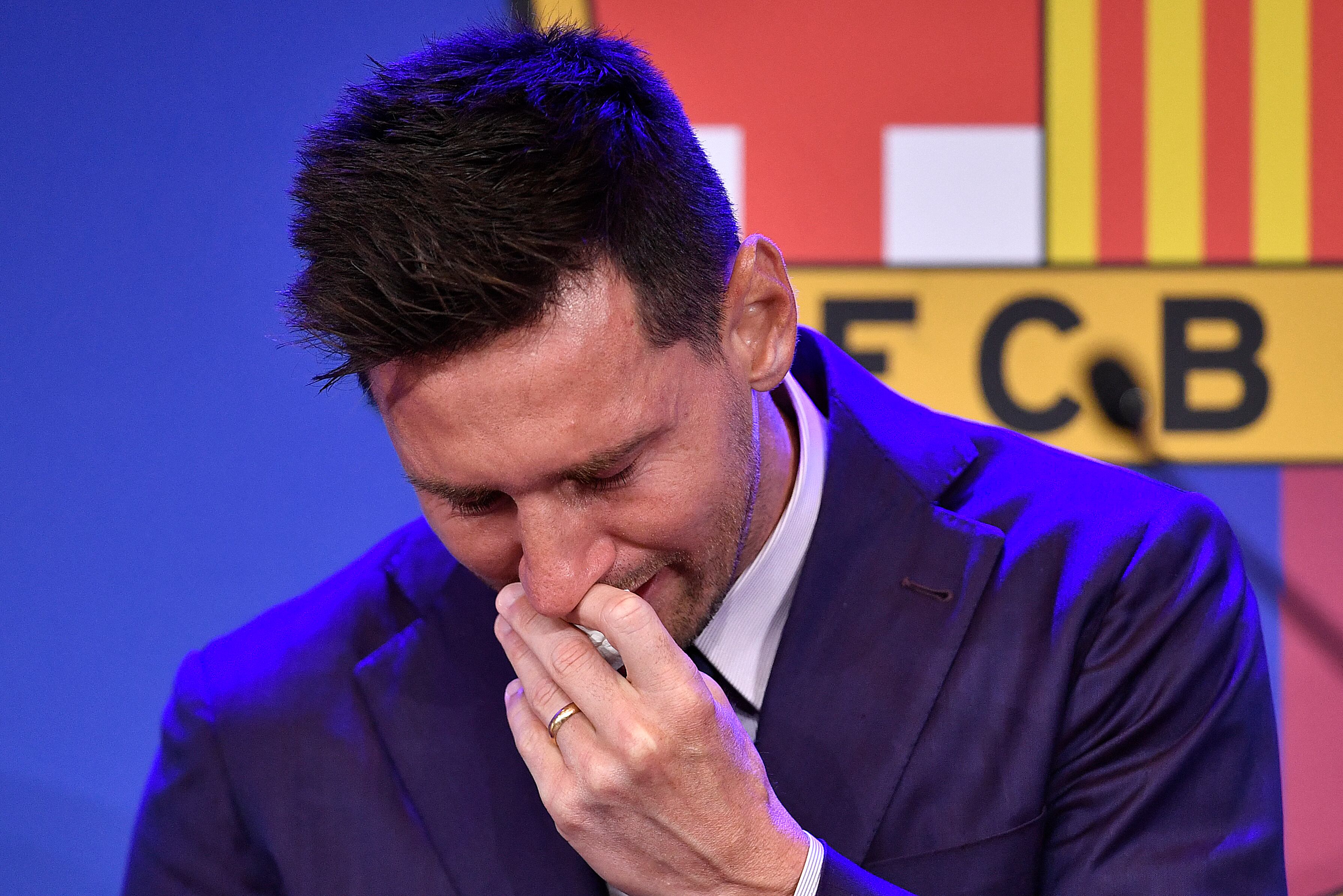 El delantero argentino del Barcelona Lionel Messi llora durante una rueda de prensa en el estadio Camp Nou de Barcelona el 8 de agosto de 2021. - Messi contuvo las lágrimas al comenzar una rueda de prensa en la que confirmó que se marcha del Barcelona, ​​donde ha jugado toda su carrera. . (Foto de Pau BARRENA / AFP)