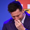 El delantero argentino del Barcelona Lionel Messi llora durante una rueda de prensa en el estadio Camp Nou de Barcelona el 8 de agosto de 2021. - Messi contuvo las lágrimas al comenzar una rueda de prensa en la que confirmó que se marcha del Barcelona, donde ha jugado toda su carrera. . (Foto de Pau BARRENA / AFP)
