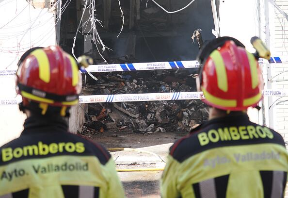 Efectivos de los Bomberos de Valladolid han encontrado esta mañana el cuerpo de la mujer desaparecida tras una explosión de gas anoche en un edificio de cuatro plantas en la calle Goya, 32, de la capital vallisoletana.