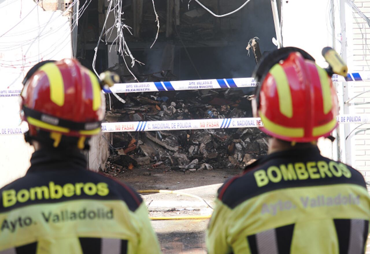 Efectivos de los Bomberos de Valladolid han encontrado esta mañana el cuerpo de la mujer desaparecida tras una explosión de gas anoche en un edificio de cuatro plantas en la calle Goya, 32, de la capital vallisoletana.