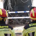 Bomberos frente al edificio tras el incendio provocado por una explosión de gas, en la calle Goya de Valladolid, el 02 de agosto de 2023 en Valladolid, Castilla y León, España.