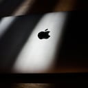 Apple cambia de estrategia: apuesta por los chips M7 para impulsar la inteligencia artificial.