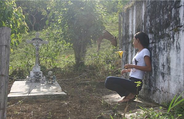 Eliana Gutiérrez nació El Aro hace quince años, hoy vive en Tarazá (Bajo Cauca), es líder de víctimas y quiere estudiar una carrera universitaria en Medellín. Doce años después de la masacre, regresó al pueblo donde está la tumba su padre asesinado por los paramilitares.