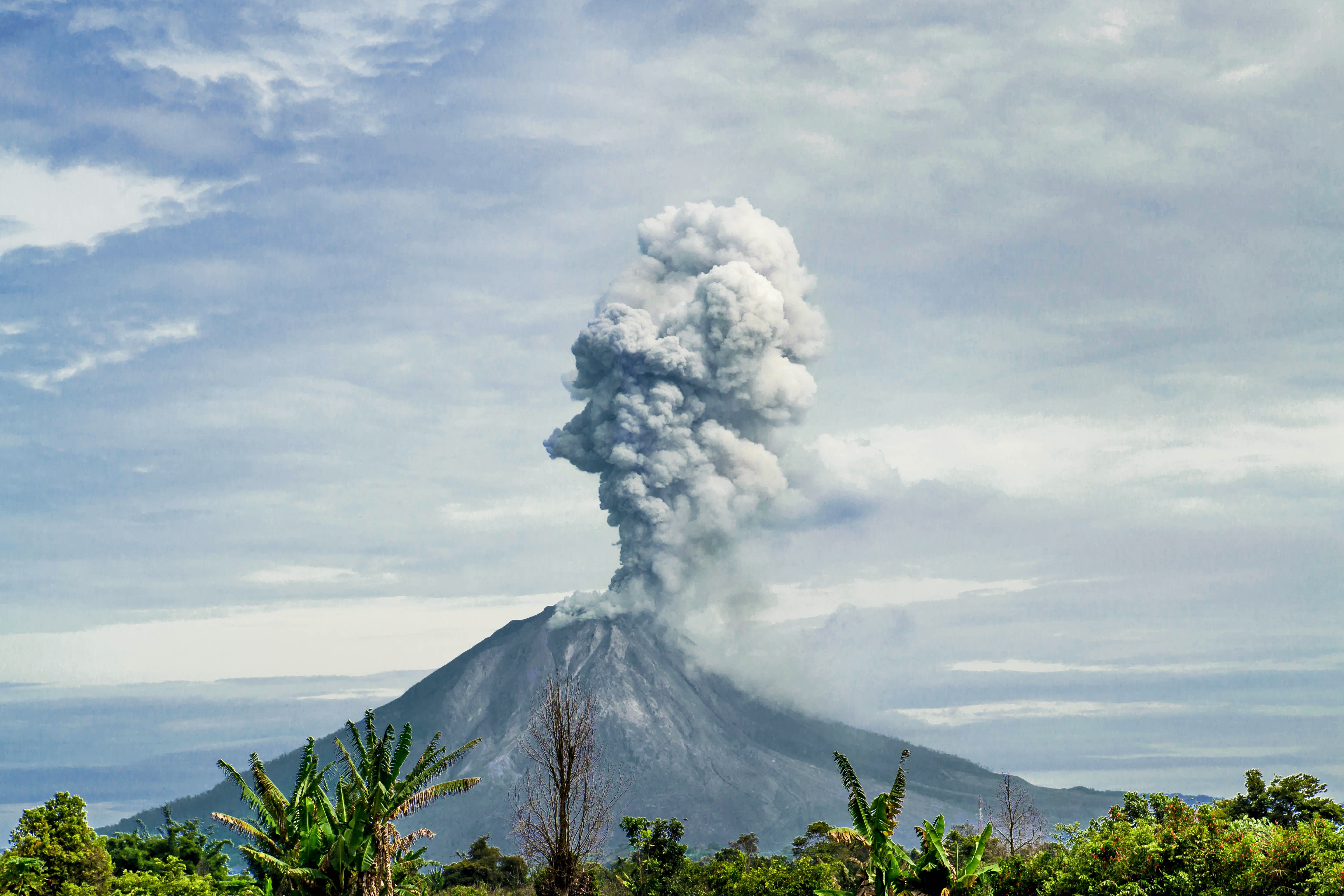 A diferencia de otros volcanes que permanecen décadas sin registrar cambios, Sakurajima mantiene una actividad casi continua.