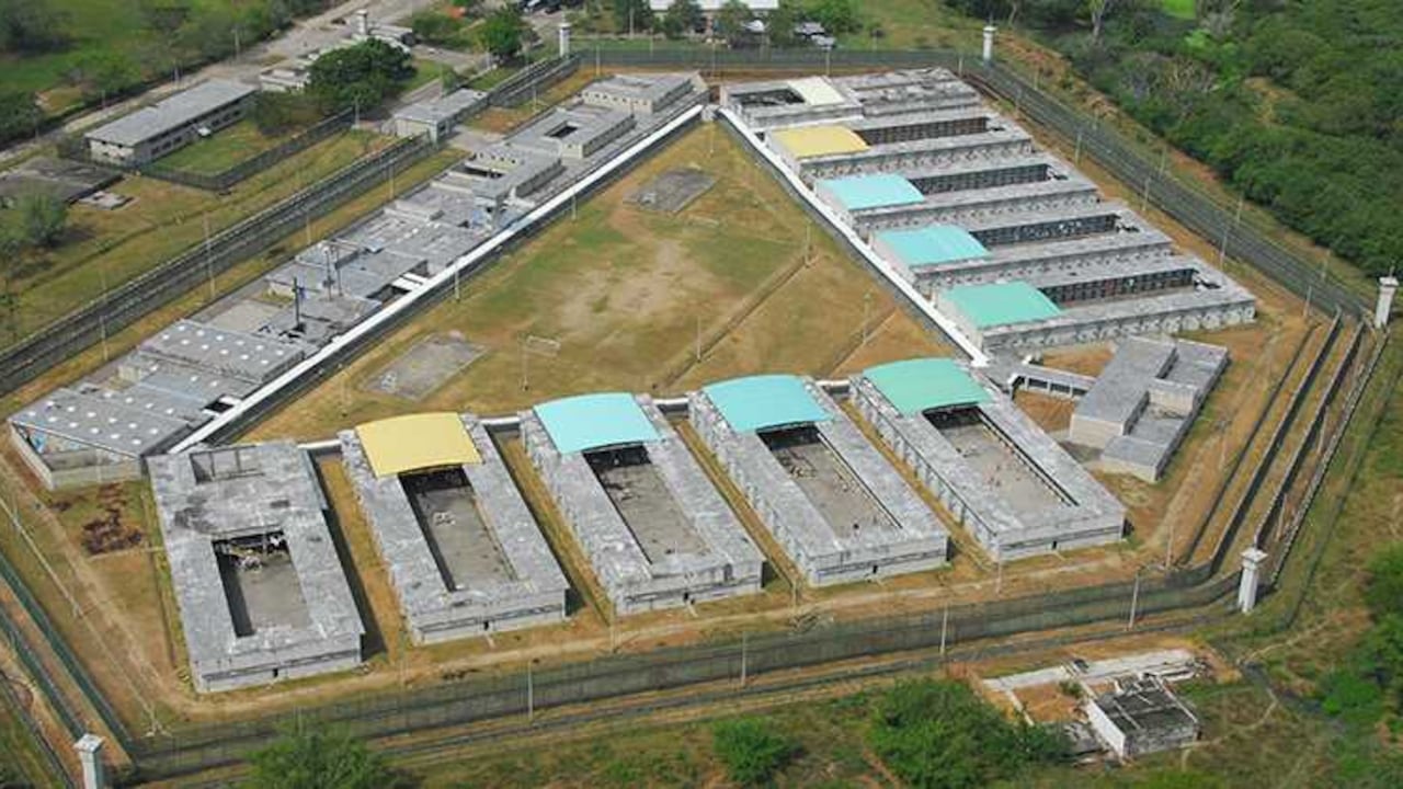 La arquitectura del penal hace que haya pocos sitios donde guarecerse de la luz del sol.