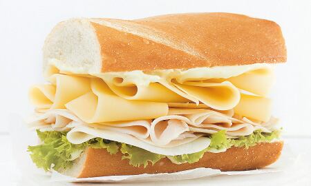 Jamón de pavo, queso gruyer y salsa holandesa. Vea más galerías.